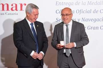 Morales recoge la Medalla de Oro de la Cámara por el servicio del Cabildo a la economía de la Isla (Foto TA)